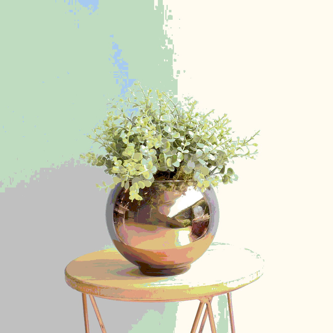 Arranjo de Folhagem Artificial no Vaso Bronze